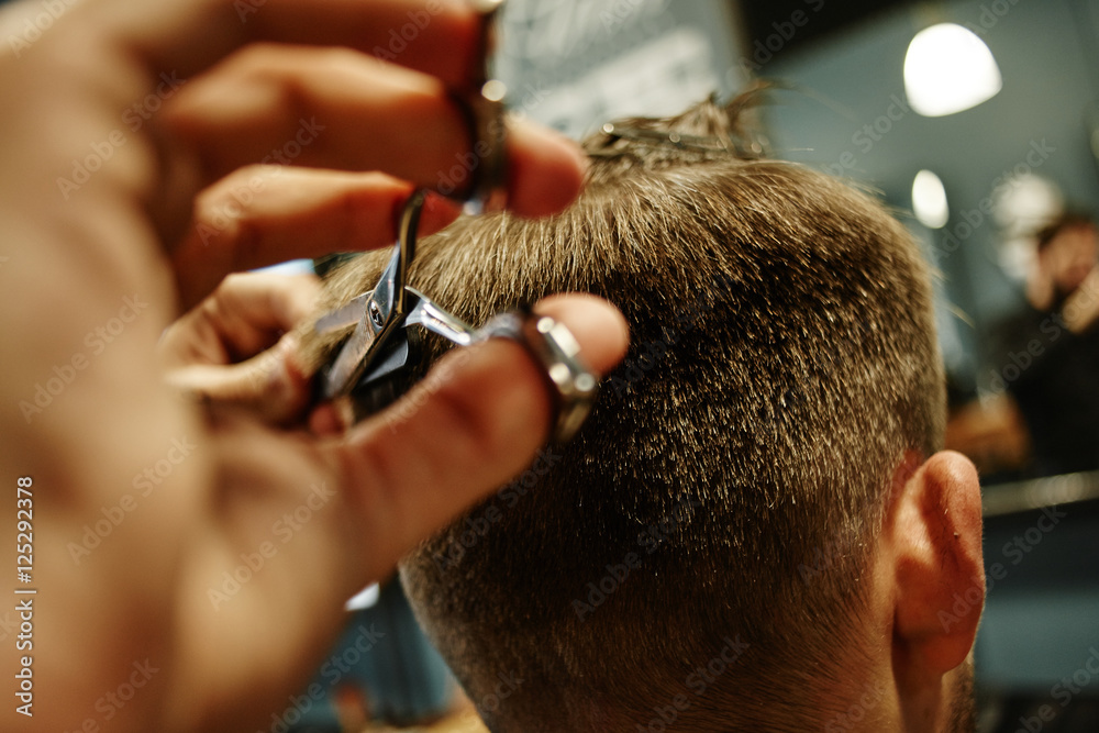 Obraz premium Hand cut with scissors the man in Barbershop closeup