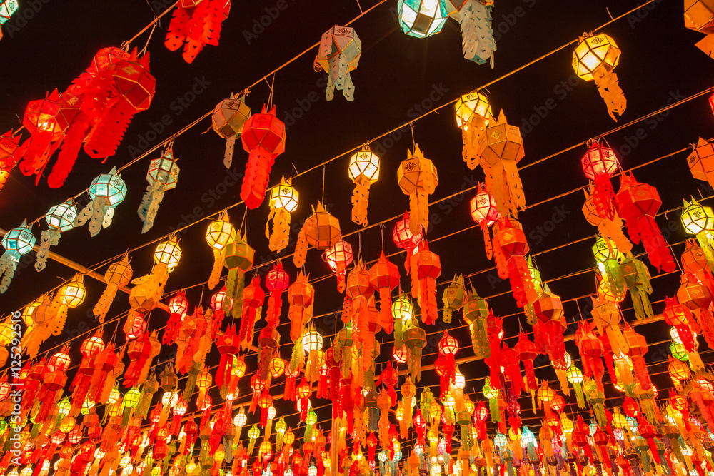 Φωτογραφία Colorful Lamp and lantern in Loi Krathong Wat Phra That Haripunc