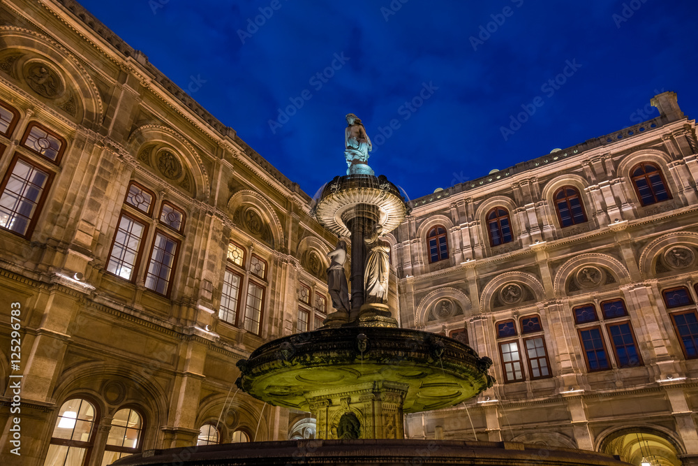 Wiener Staatsoper bei Nacht