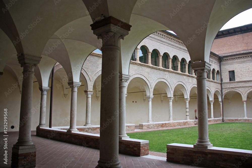 Cloître de la Fondation Dante à Ravenne, Italie