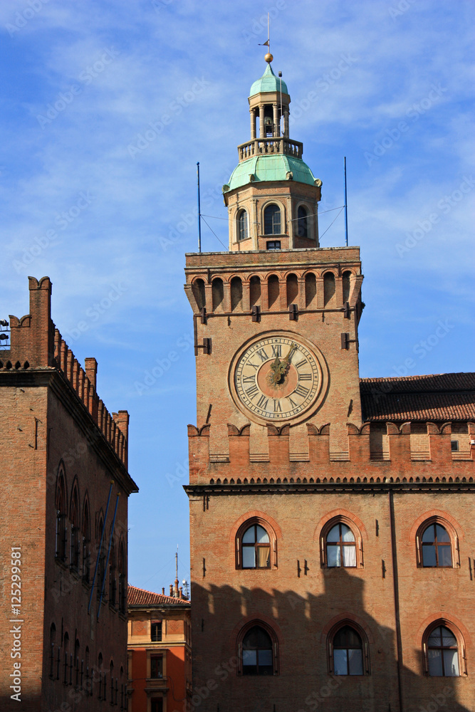 Tour de l'horloge piazza Maggiore à Bologne, Italie