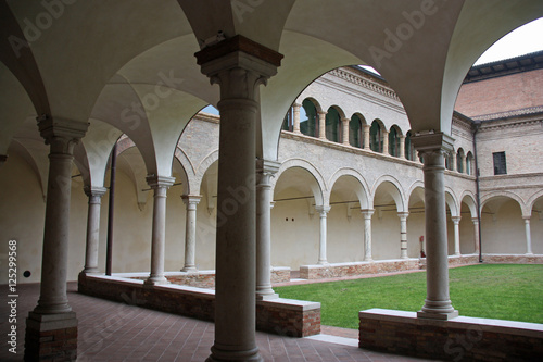Cloître de la Fondation Dante à Ravenne, Italie