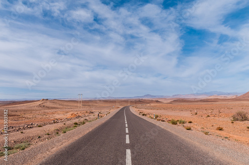 Einsame Straße durchs Atlasgebirge; Marokko