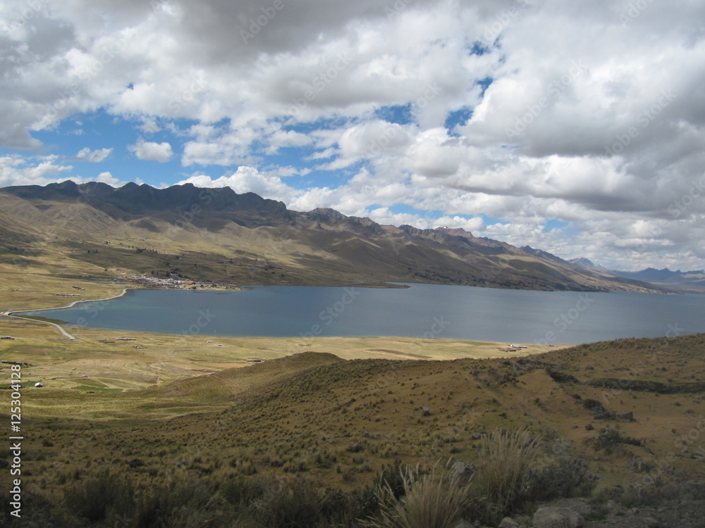 Горное озеро на фоне голубого неба. Перу/Mountain lake on a background of blue sky. Peru