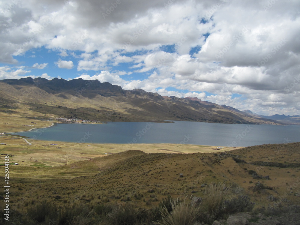 Горное озеро на фоне голубого неба. Перу/Mountain lake on a background of blue sky. Peru Горное озеро на фоне голубого неба. Перу/Mountain lake on a background of blue sky. Peru