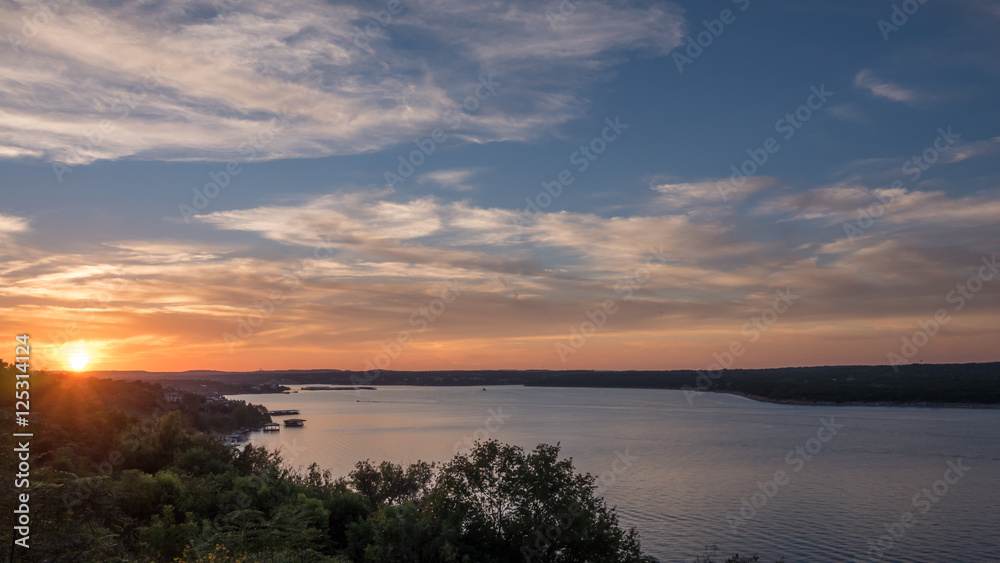 Obraz premium Lake Travis During Sunset with Clouds in the Sky