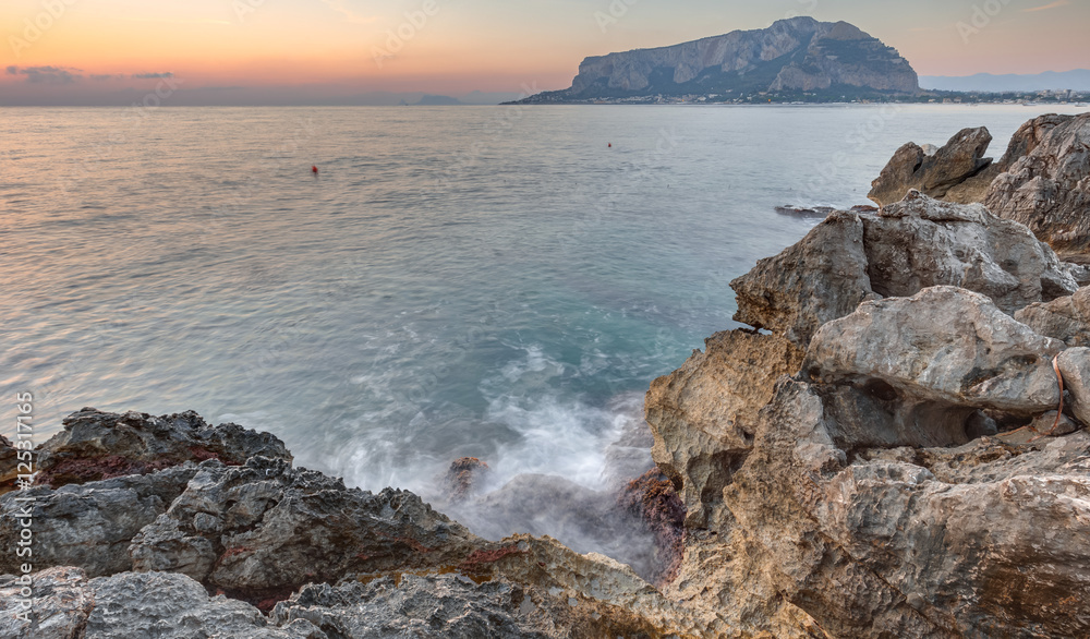 Morgensonne am Meer von Sizilien bei Palermo am Monte Pellegrino. Rot Orange Farben des Sonnenaufgangs in Italien