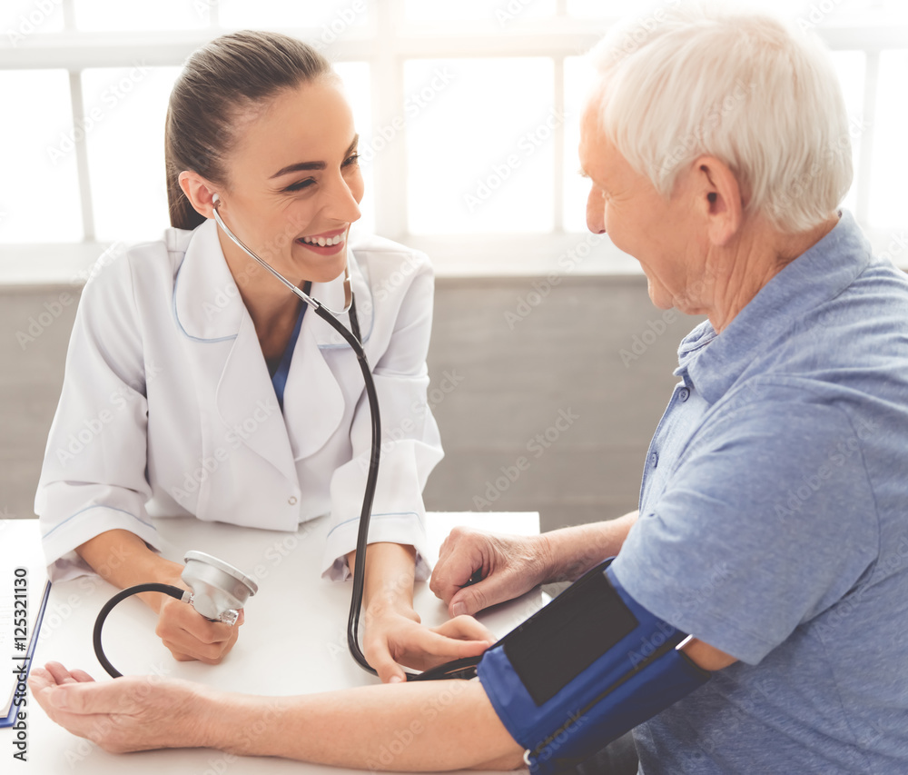 Fototapeta premium Beautiful doctor and patient