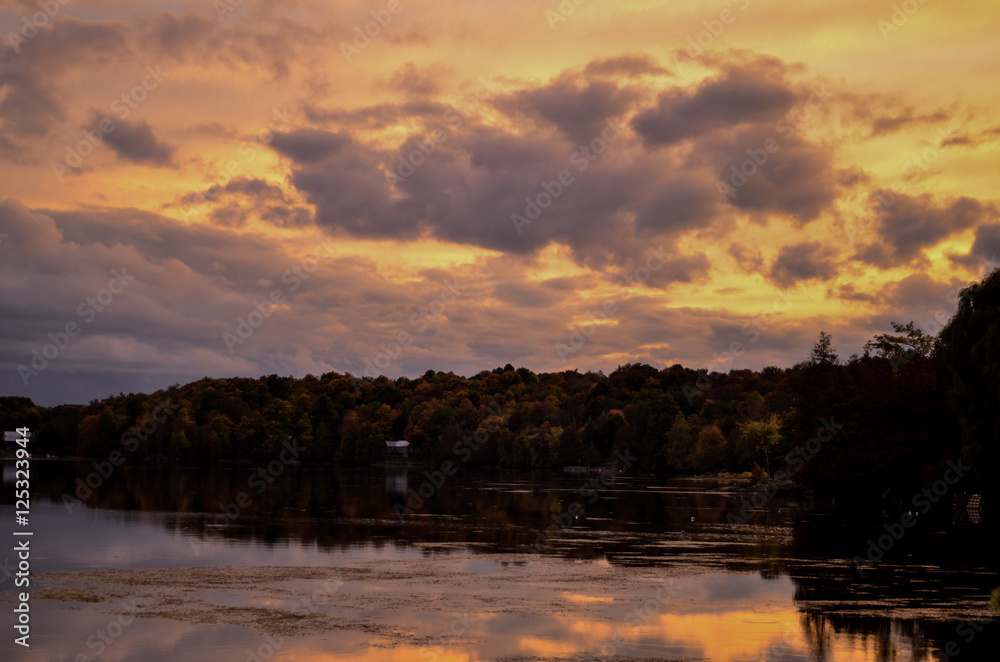 Obraz premium Sunset over the Lake