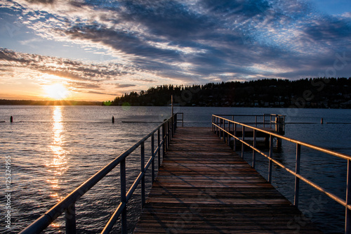 Fototapeta Naklejka Na Ścianę i Meble -  Lake Washington peir at sunset