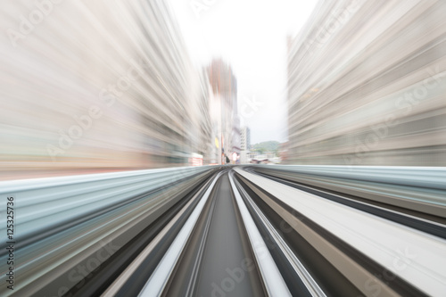 Prędkość ruchu w tunelu drogowego autostrady miejskiej