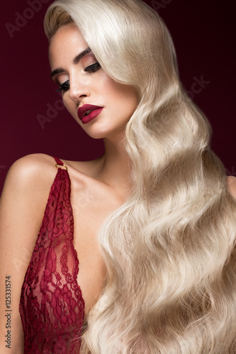 Fotografia Beautiful blonde in a Hollywood manner with curls, red lips, red lingerie