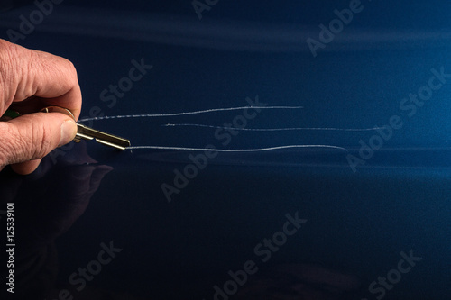 kratzer aus autolack auspolieren mit polierschwamm