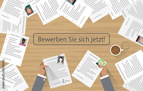 Hände mit Bewerbungsunterlagen - Bewerben Sie sich jetzt