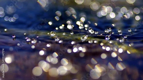 水面を流れる水滴