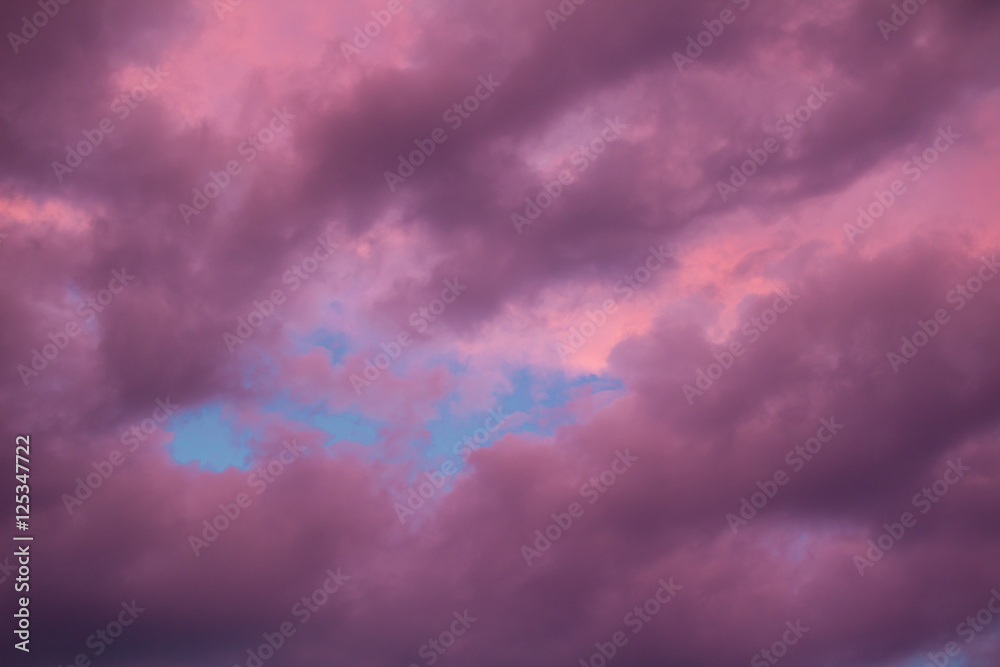 Obraz premium Colorful skyscape with purple clouds at sunset twilight
