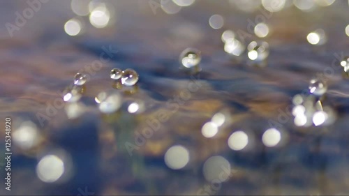 水面を流れる水滴