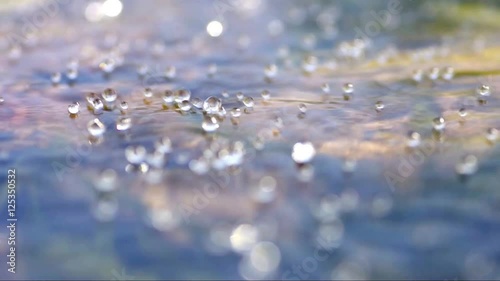 水面を流れる水滴