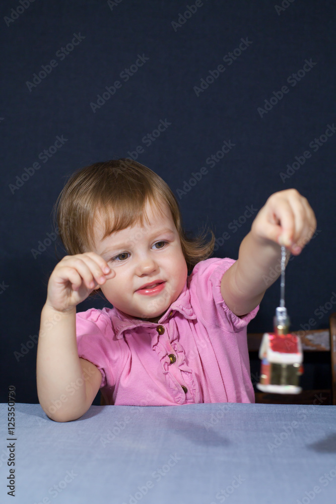 девочка с ёлочной игрушкой 4