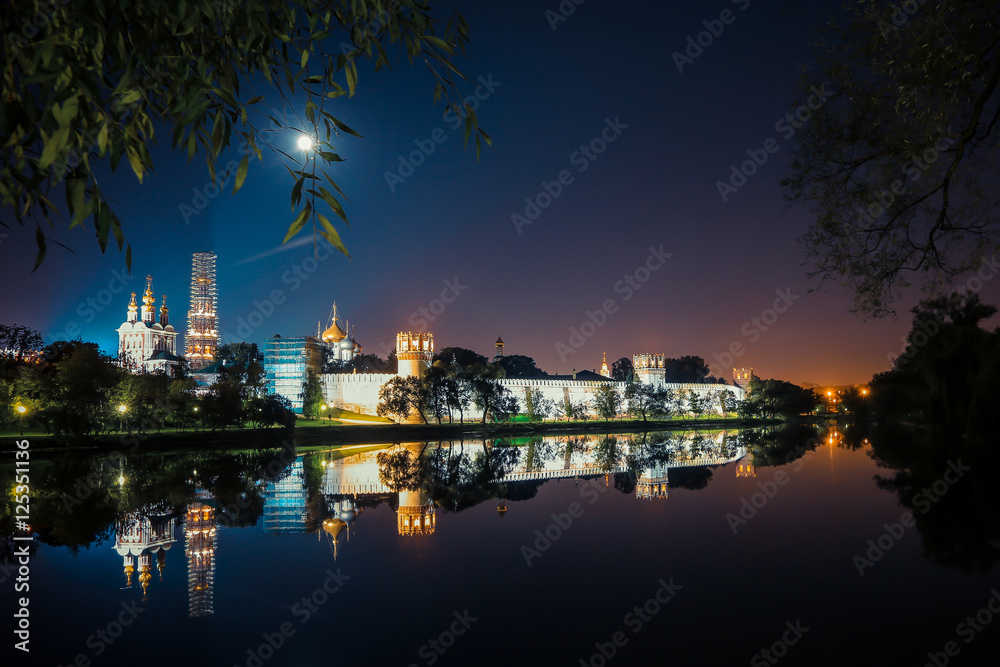 Obraz premium Night Lights of Moscow, Park Novodevichy Convent at night.