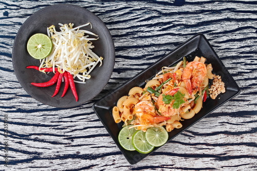 Obraz na płótnie Thai fried macaroni with shrimp , call Pad Thai Macaroni in Thai,served with sid