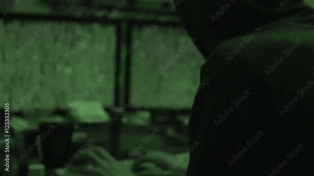 Jeune Hacker sur ordinateur de dos la nuit - Vert