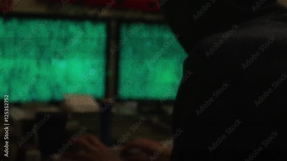 Jeune Hacker sur ordinateur de dos la nuit