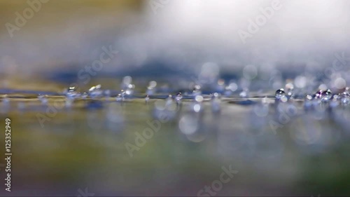 水面を流れる水滴
