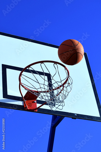 Basketball near basket © JRJfin