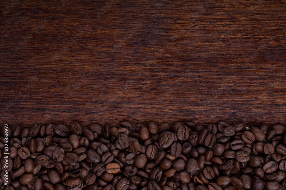 Fototapeta premium ziarna kawy na drewnianym biurku