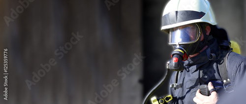 Foto Feuerwehrmann umhüllt von Rauchgasen durch Flashover