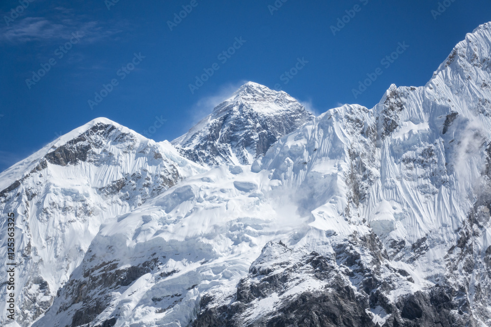 Obraz premium closed up view of Everest from Gorak Shep. During the way to Everest base camp. Sagarmatha national park. Nepal.