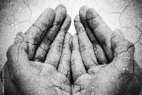 Photo Double exposure hunger begging hands and dry soil