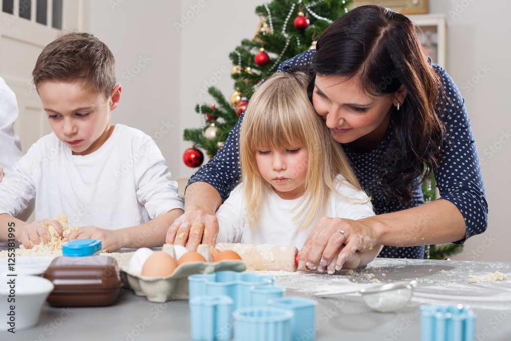 Fototapeta premium family bakes christmas cookies