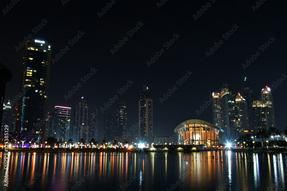 Naklejka premium Dubai Opera at Night
