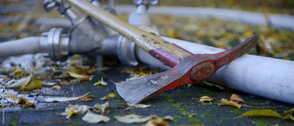 Fototapeta premium Banner Feuerwehr Einsatz mit Feuerwehraxt und Verteiler