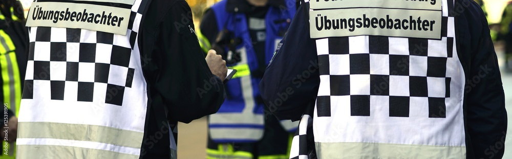 Fototapeta premium Feuerwehr Übungseinsatz mit Übungsbeobachtern