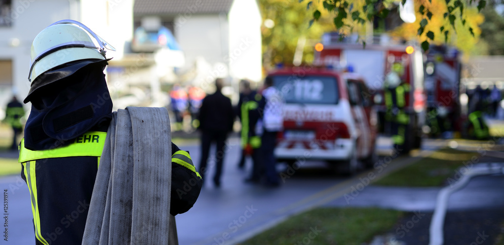 Obraz premium Feuerwehr Schlauch aufrollen Banner Symbolisch für Fehlalarm