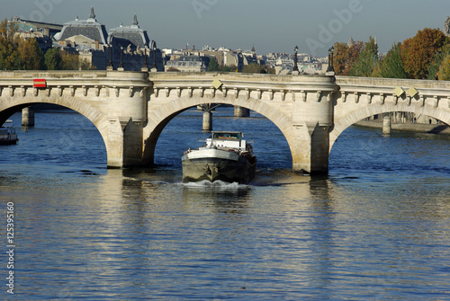 Péniche sous le pont Neuf à Paris, France