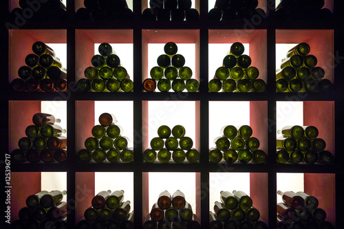 Portabottiglie espositore a parete in una cantina vinicola