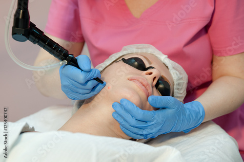 косметическая процедура на лице с использованием лазера
