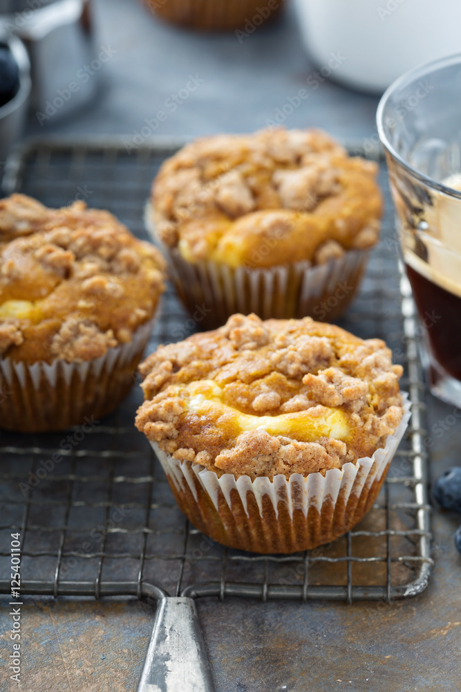 Cheesecake muffins with crumbled topping
