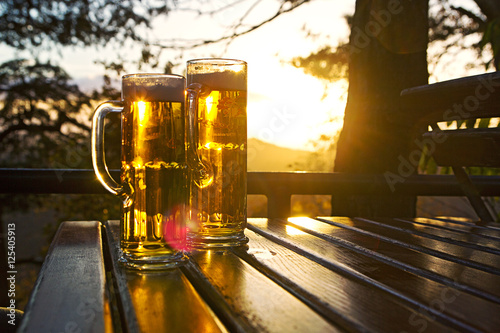 Biergläser im Abendlich, Bier photo