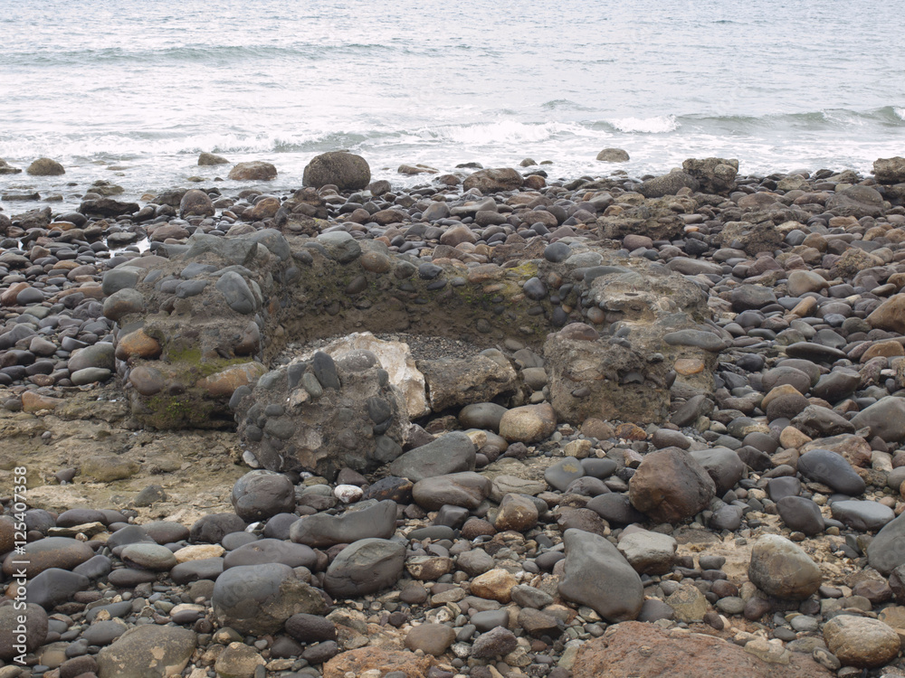 Antiguo nido de piedras junto al mar