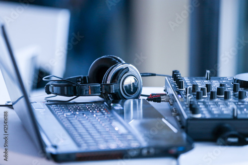 DJ