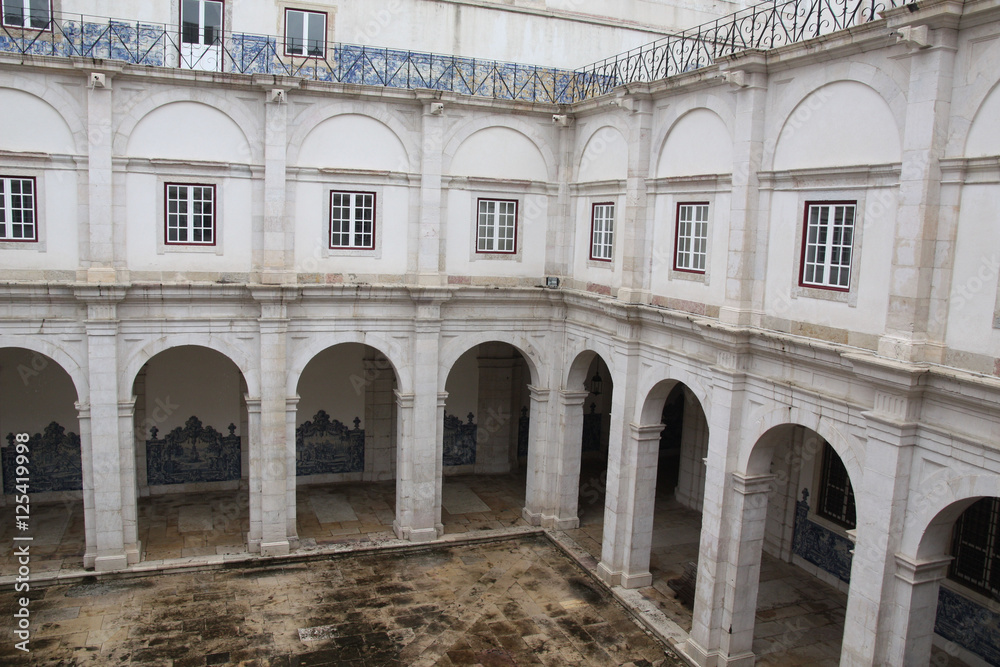 Lisbonne, cours intérieure du monastère de saõ vincente de fora