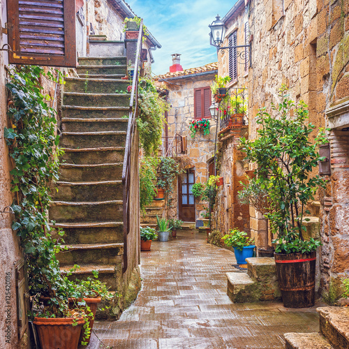 Alley in Italian old town, Tuscany, Italy © FotoDruk.pl