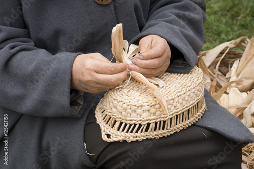 Obraz na płótnie Old woman making a corn husk doll w salonie