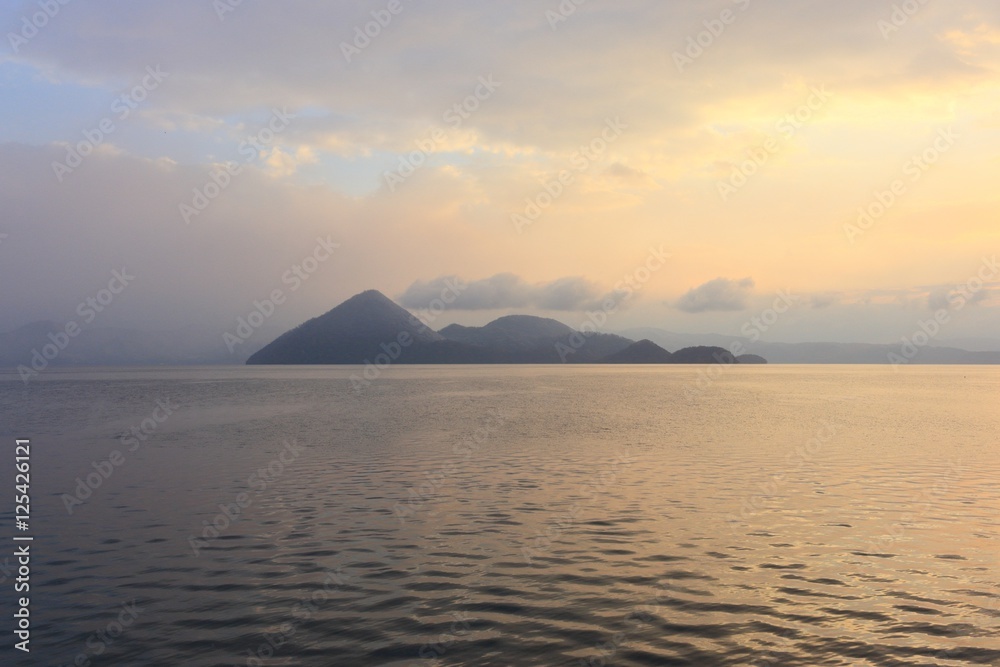 朝日に浮かぶ洞爺湖中島