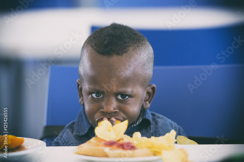 Niño negrito comiendo photo